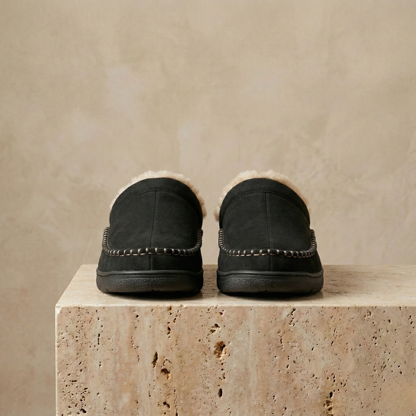 FJØRNA men's slip-on slippers with soft fabric upper and cushioned sole, ideal for comfortable indoor wear.