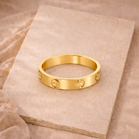 FJØRNA Theo unisex gold ring in zinc alloy, stylish accessory for women, featuring a sleek band design.