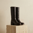 FJØRNA tan leather men's knee-high boots with block heels, stylish footwear for men, showcasing sleek design and high-quality leather.