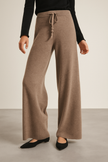 FJØRNA women's luxurious cashmere jogger pants, soft and stylish casual pants with a relaxed fit and cozy fabric.