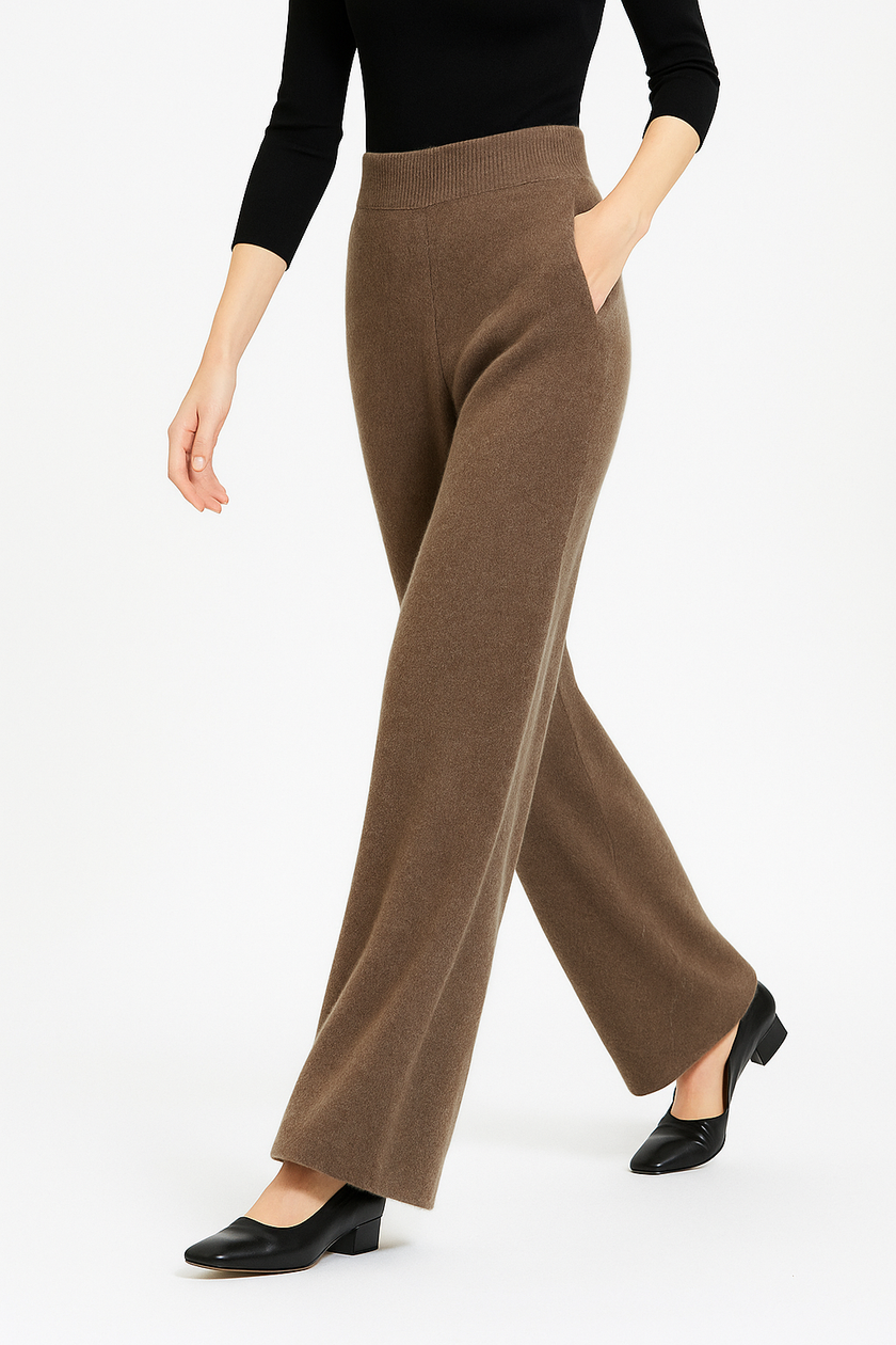 FJØRNA women's cashmere joggers, stylish and comfortable pants for women, featuring a soft, cozy fabric and relaxed fit.