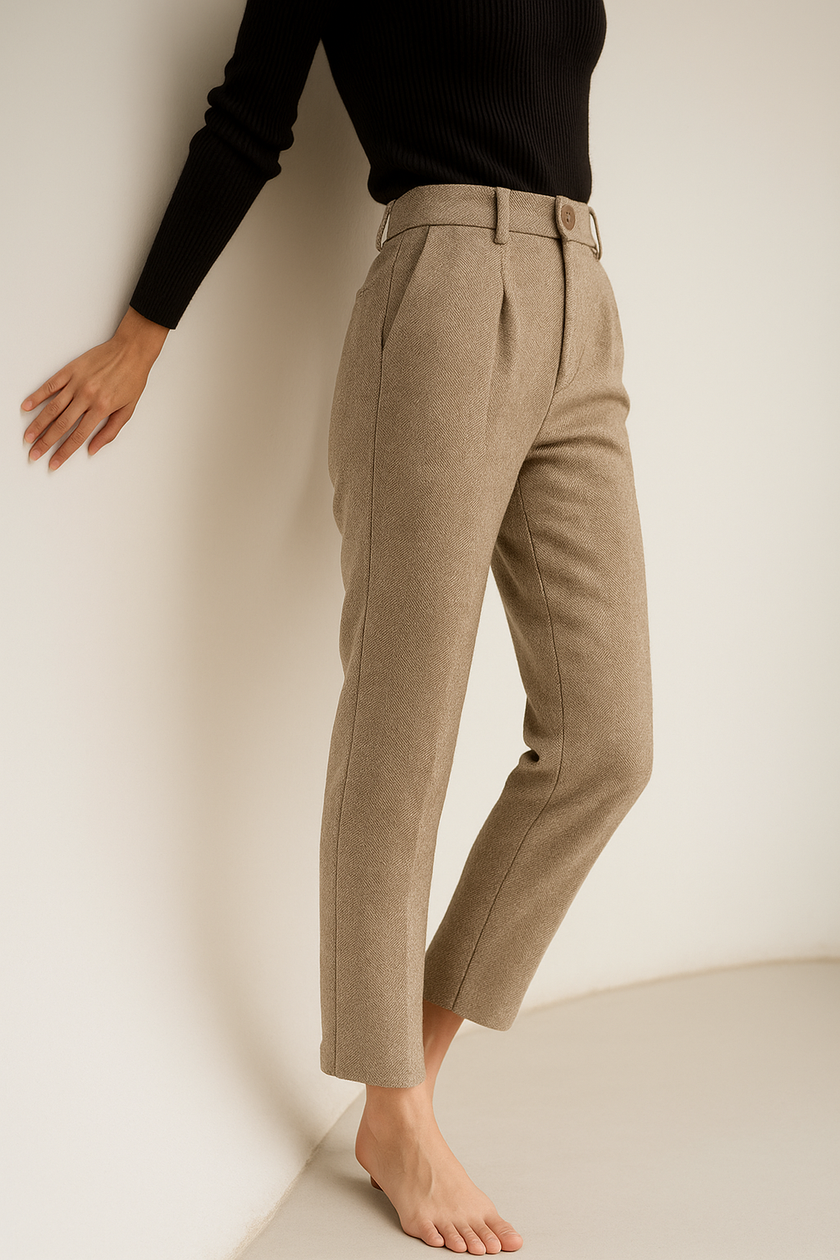 FJØRNA wool blend women's high waist tapered trousers, casual pants with a relaxed fit and tapered leg design.