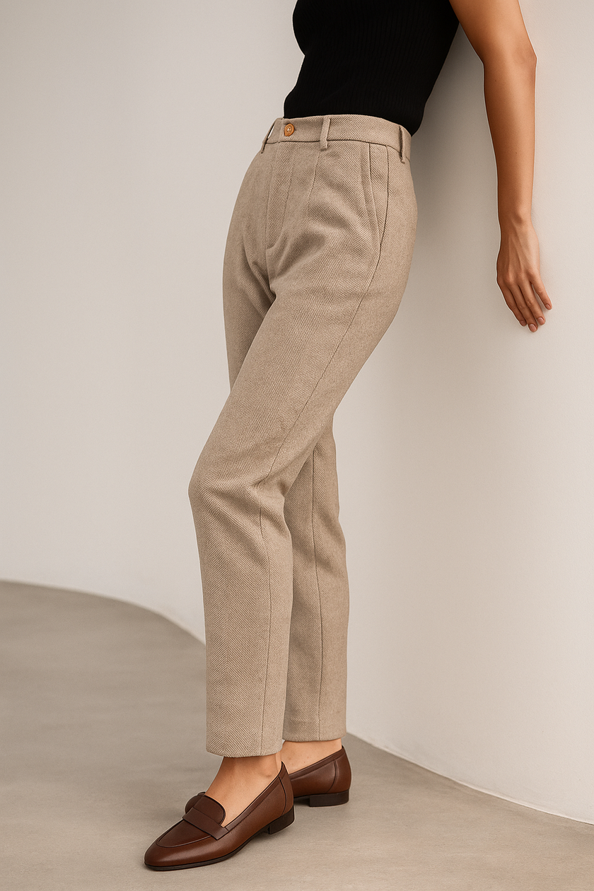 FJØRNA wool blend high waist tapered women’s trousers, casual pants with a relaxed fit and tapered leg design.