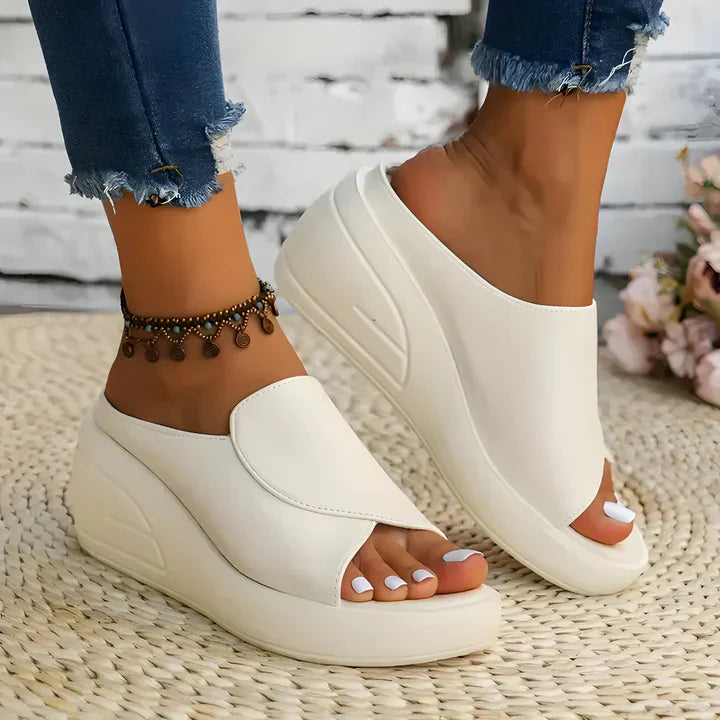FJØRNA Eliza™ orthopedic slip-on wedge sandals with cushioned footbed and stylish design, perfect for comfortable summer wear.