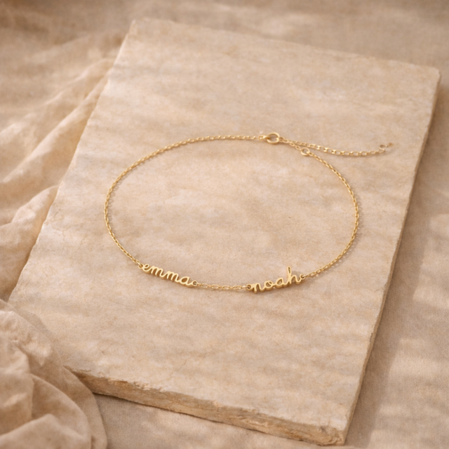 Iselin personalized jewelry bracelet with multiple names in 18K gold or silver, featuring delicate chain and engraved names.