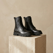 FJØRNA men's leather combat boots with side zipper, orthopedic design and sturdy sole, suitable for casual and outdoor wear.