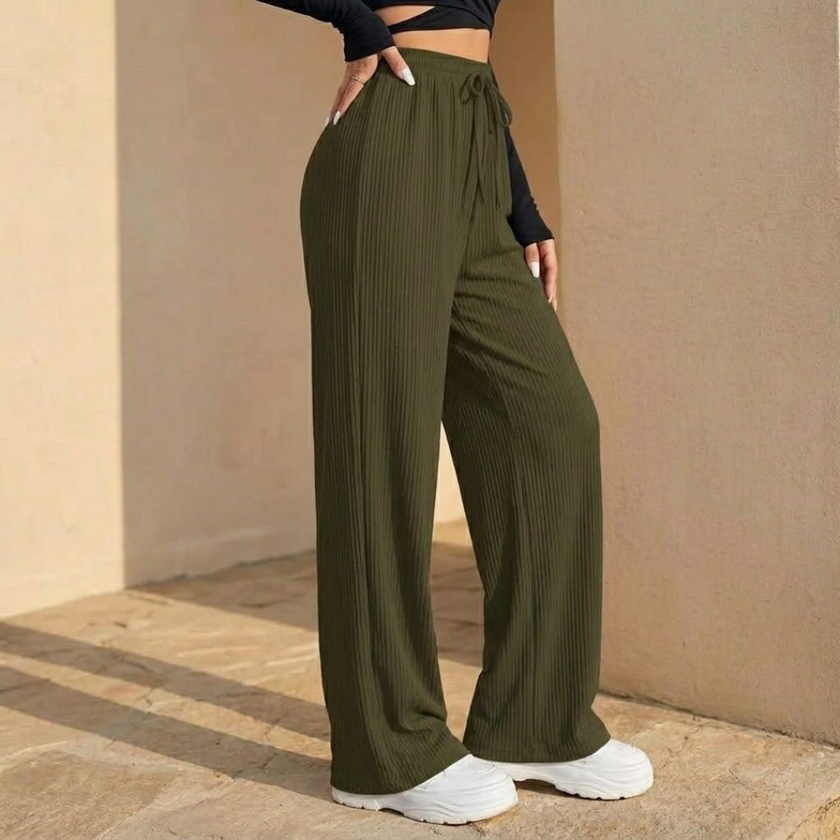 FJØRNA women's wide-leg pants with elastic waist and pleated design, featuring a relaxed fit and flowing fabric.