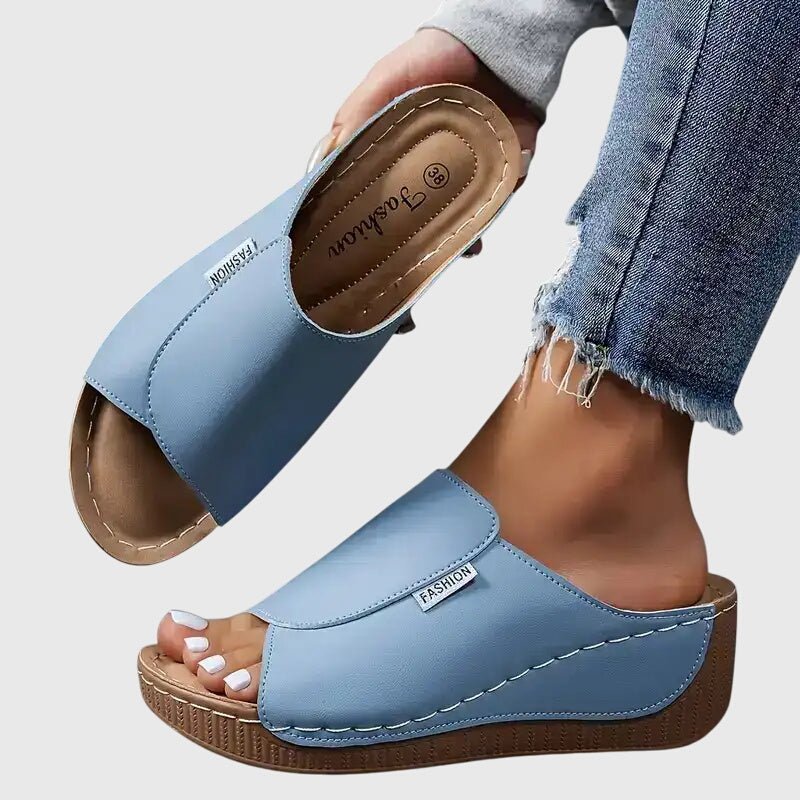 FJØRNA Esther™ stylish orthopedic sandals with cushioned footbed and supportive sole, perfect for comfortable everyday wear.