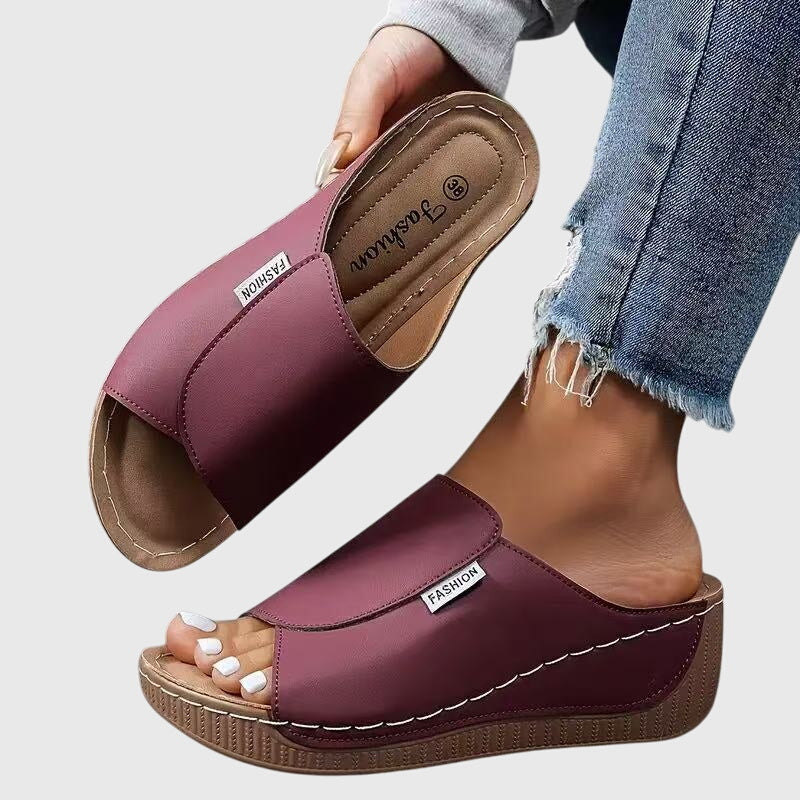 FJØRNA Esther™ stylish orthopedic sandals with cushioned straps and supportive sole, designed for comfort and everyday wear.