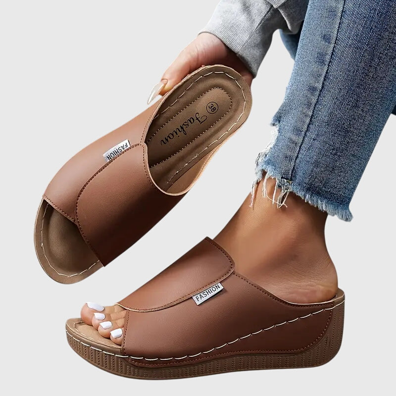 FJØRNA Esther™ stylish orthopedic sandals with supportive straps and cushioned soles, designed for comfort and everyday wear.