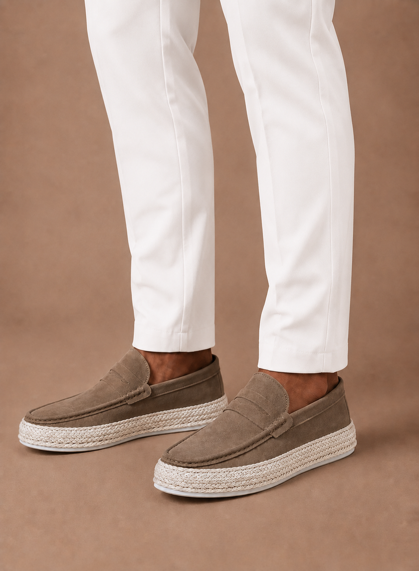 FJØRNA men's summer loafers in lightweight casual design, featuring breathable material and slip-on style for comfortable everyday wear.