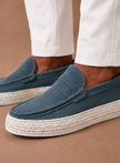 FJØRNA men's summer loafers in light tan, comfortable casual shoes for warm-weather wear, featuring a sleek slip-on design.