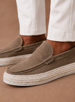 FJØRNA men's summer loafers, lightweight casual shoes in beige with slip-on design and breathable material for comfort.