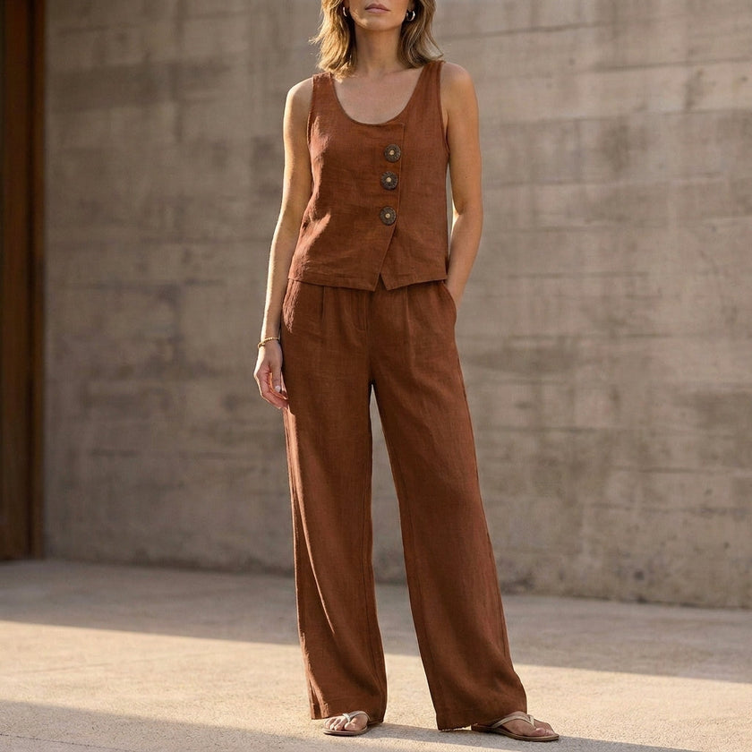 FJØRNA relaxed sleeveless two-piece set with decorative buttons and wide-leg trousers in brown fabric.