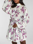 FJØRNA long-sleeved tie-print white dress, stylish and comfortable, with a flowing silhouette and elegant design.