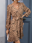 FJØRNA retro-style fitted waist V-neck leopard print dress, casual dress with short sleeves and stylish pattern.