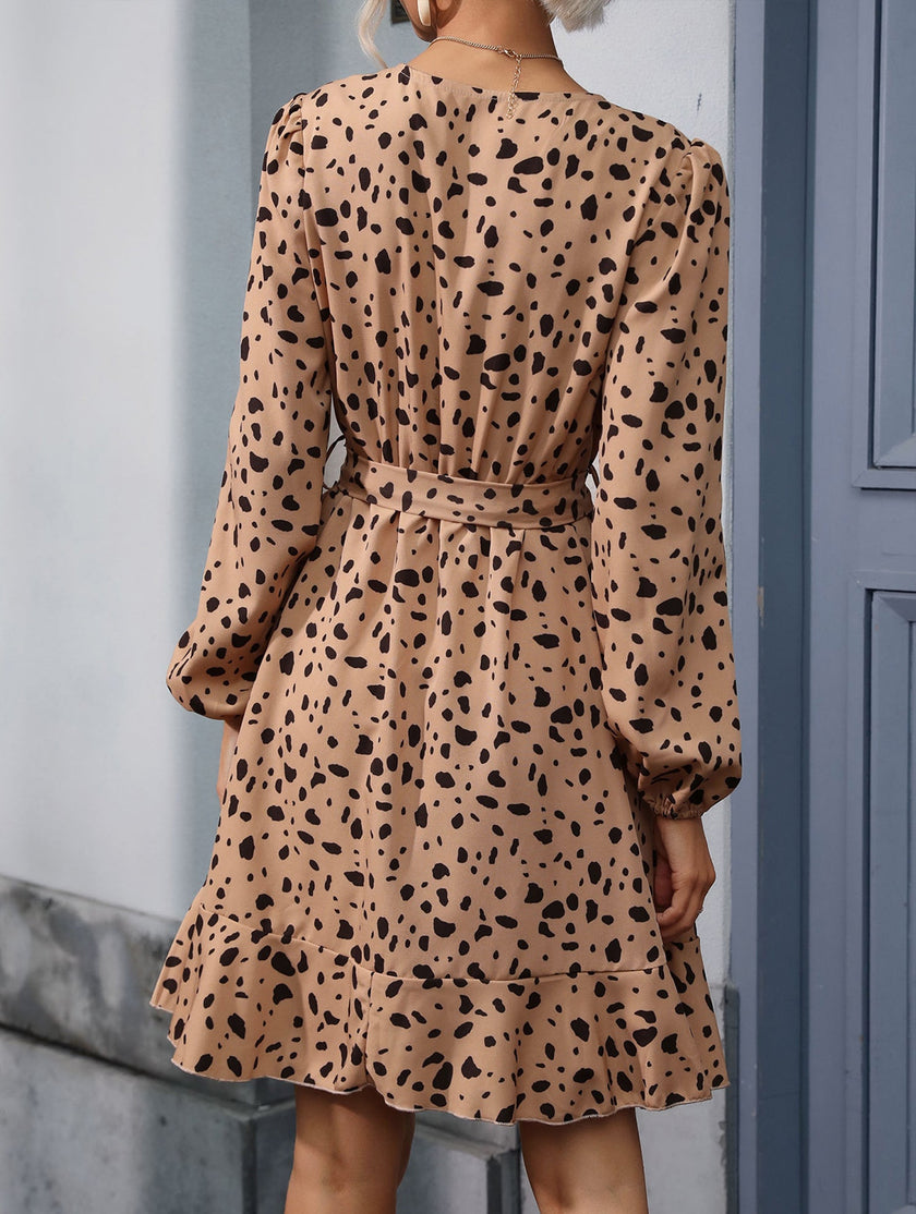 FJØRNA retro fitted waist V-neck leopard print dress in khaki, stylish and form-fitting for a bold fashion statement.