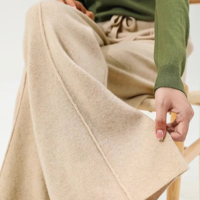 FJØRNA women’s merino wool wide-leg high waist trousers, knitted cashmere-wool pants with vertical ribbing and a comfortable fit.