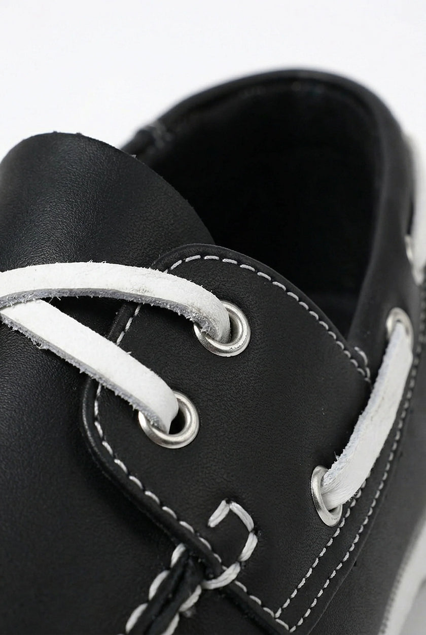 FJØRNA men's boat shoes with navy PU upper, nautical style, casual design, featuring white laces and slip-on slip-resistant soles.