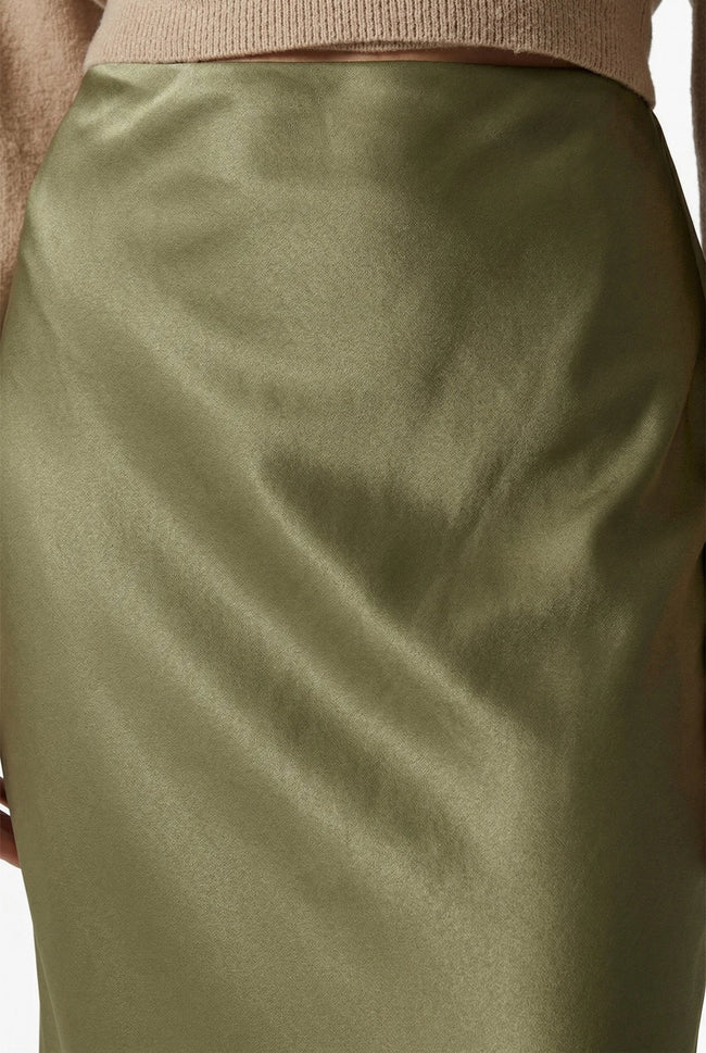 FJØRNA satin high-waist flowing midi skirt for women, elegant pencil design in smooth satin fabric, full-length style.