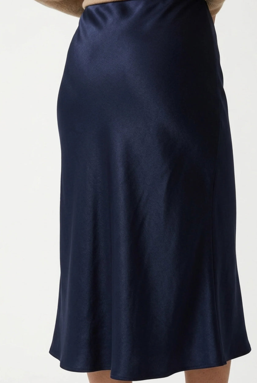 Elegant FJØRNA high-waist satin midi skirt for women, flowing and stylish, perfect for sophisticated outfits.