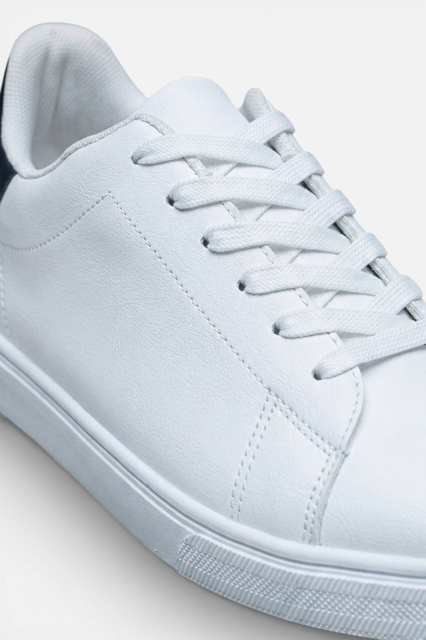Men's FJØRNA casual trainers, lightweight and breathable shoes for everyday wear, shown in a stylish, comfortable design.