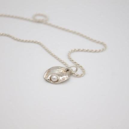 Løvglans | Silver Necklace Featuring Leaf-Inspired Pendant