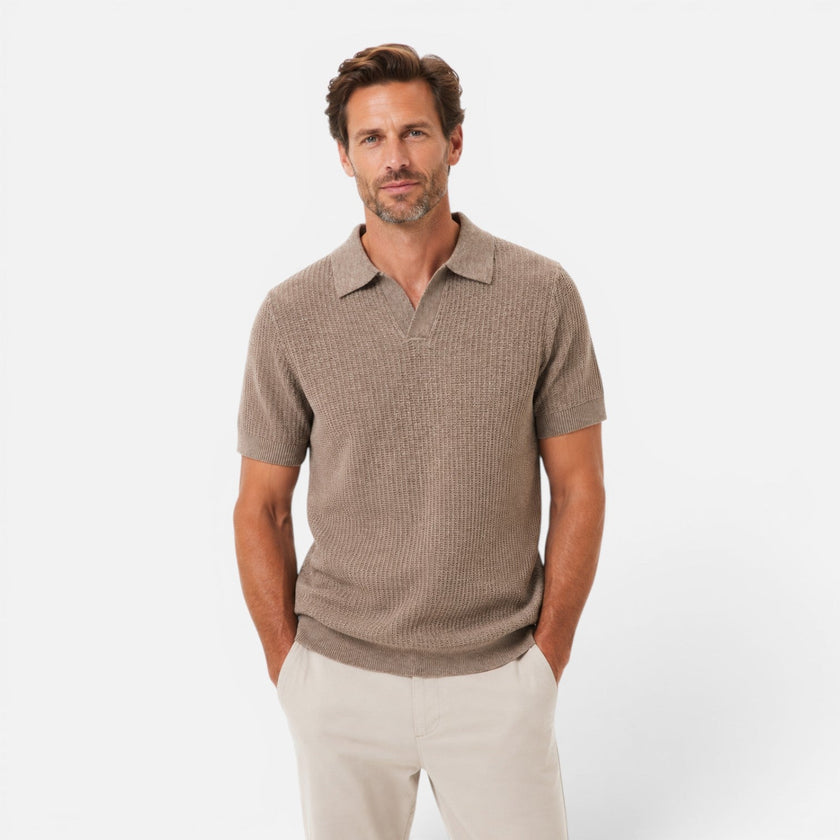 Men's textured knit polo shirt from FJØRNA, lightweight summer men's shirt with a stylish knit pattern, shown in a casual setting.