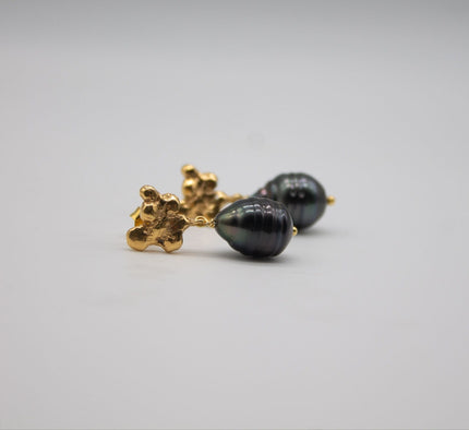 FJELLSTRAND Midnight | Gold-Plated Stud Earrings Featuring Baroque or Tahitian Pearls
