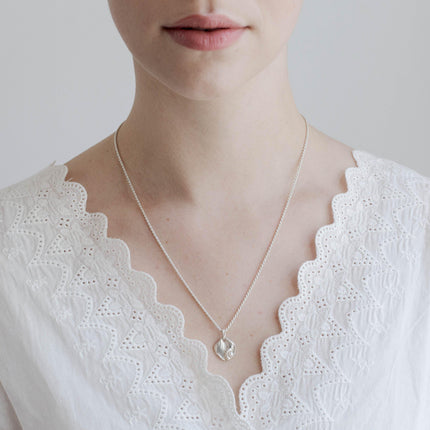 Løvglans | Silver Necklace Featuring Leaf-Inspired Pendant