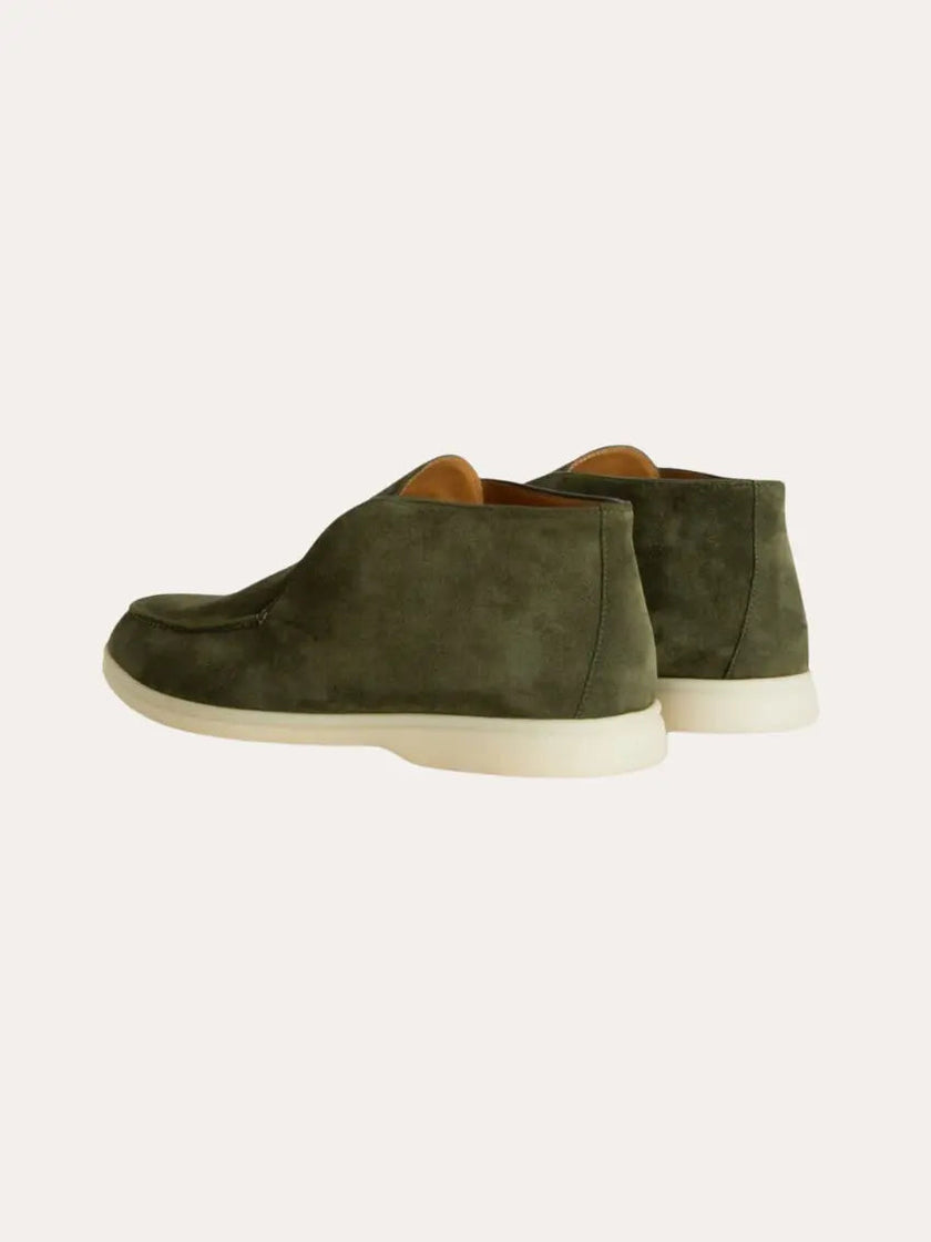 Men's classic suede loafers in deep green by FJØRNA, showing the back view of stylish men's loafers with a sleek design.