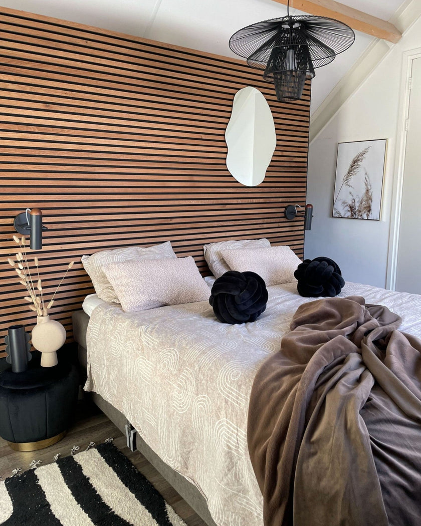 Derrik – Velvet Knot Pillow