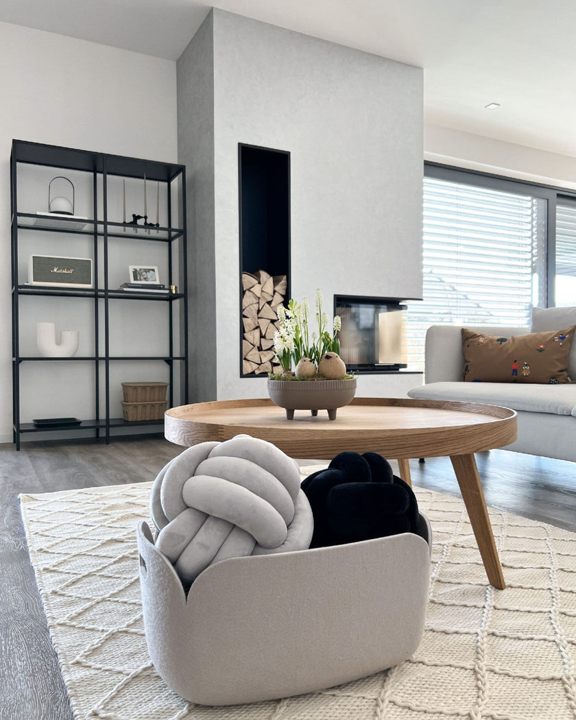 Derrik – Velvet Knot Pillow