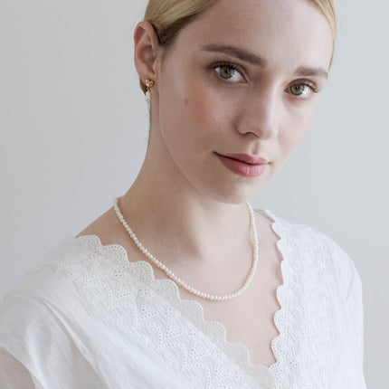 Helgja | Pearl Necklace Featuring a Silver Clasp