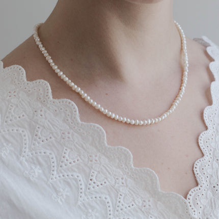 Helgja | Pearl Necklace Featuring a Silver Clasp