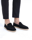 Men's classic FJØRNA suede loafers with fur lining, stylish men's slippers in premium wildleder leather.