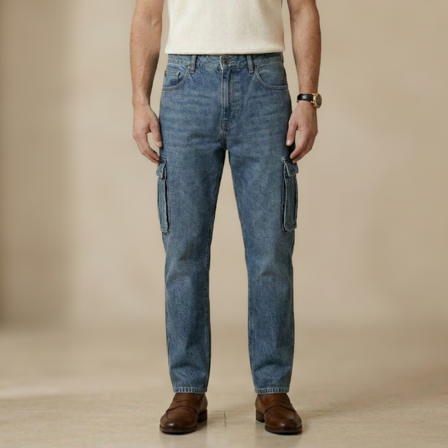 Light blue men's tapered jeans with elastic waist from FJØRNA, casual pants with ankle fit and comfortable stretch.
