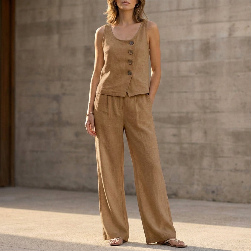 FJØRNA khaki sleeveless two-piece set with decorative buttons and wide-leg trousers, casual and stylish for warm weather.
