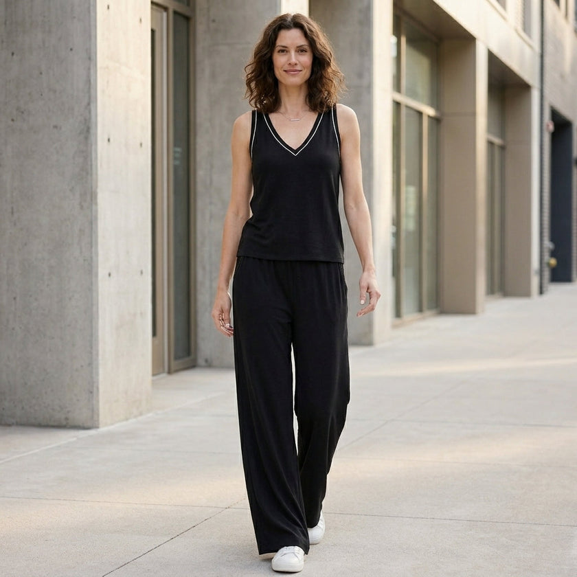 FJØRNA relaxed V-neck sleeveless lounge set with wide-leg pants, casual and comfortable 2-piece outfit for home wear.