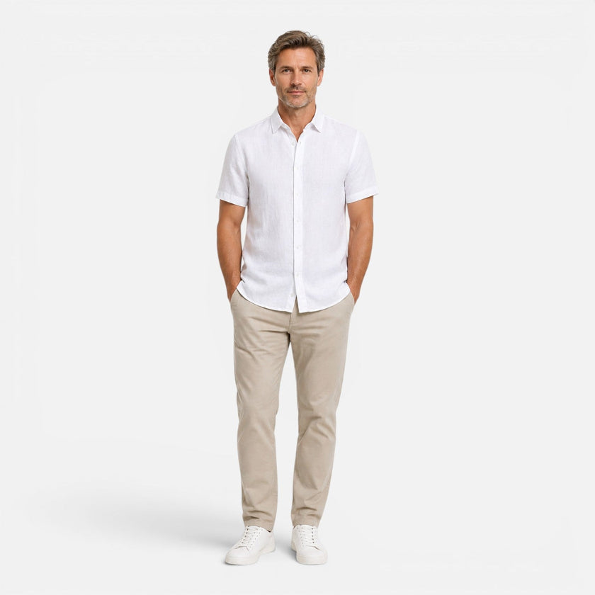 Men's FJØRNA linen shirt with short sleeves, breathable fabric, and a classic fit, perfect for casual warm-weather wear.