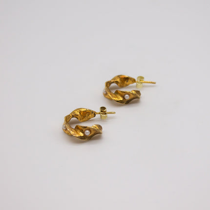 LYKKJA | Gold-Plated Hoop Earrings Adorned with Two Elegant Freshwater Pearls