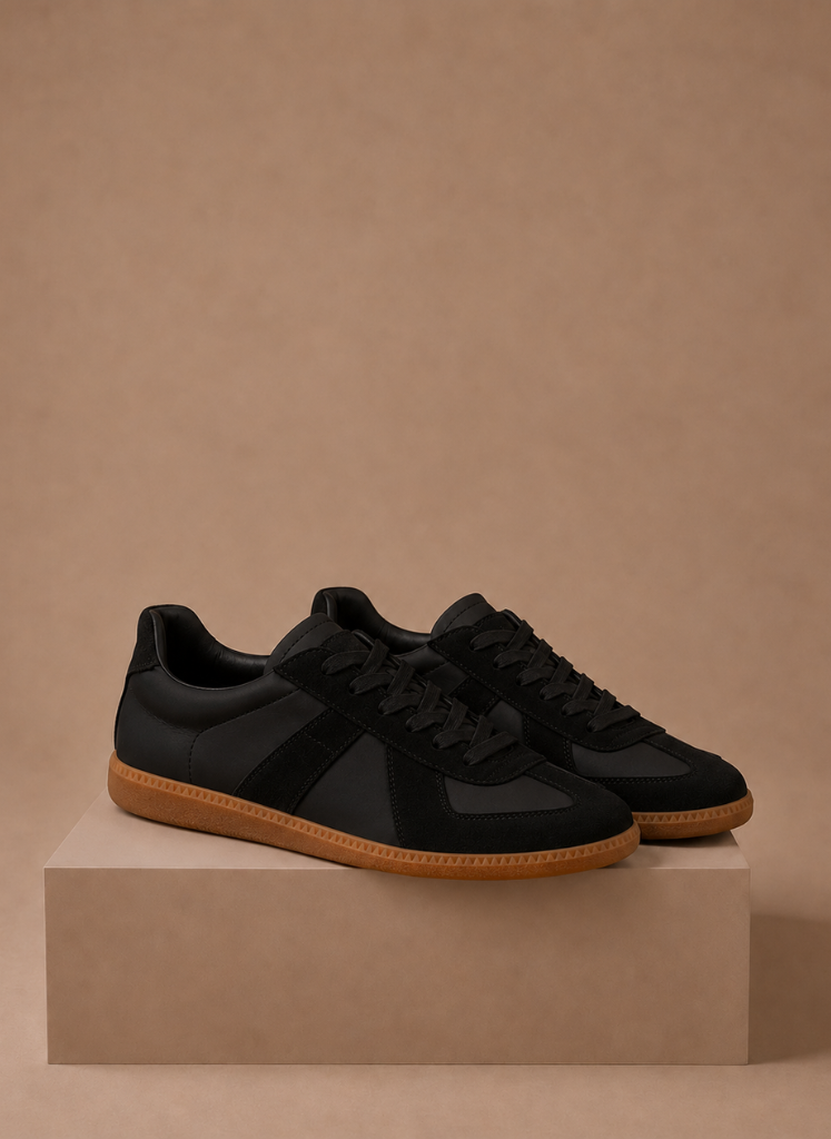 Men's FJØRNA low-top suede sneakers with lightweight casual design, featuring a sleek look and comfortable fit.