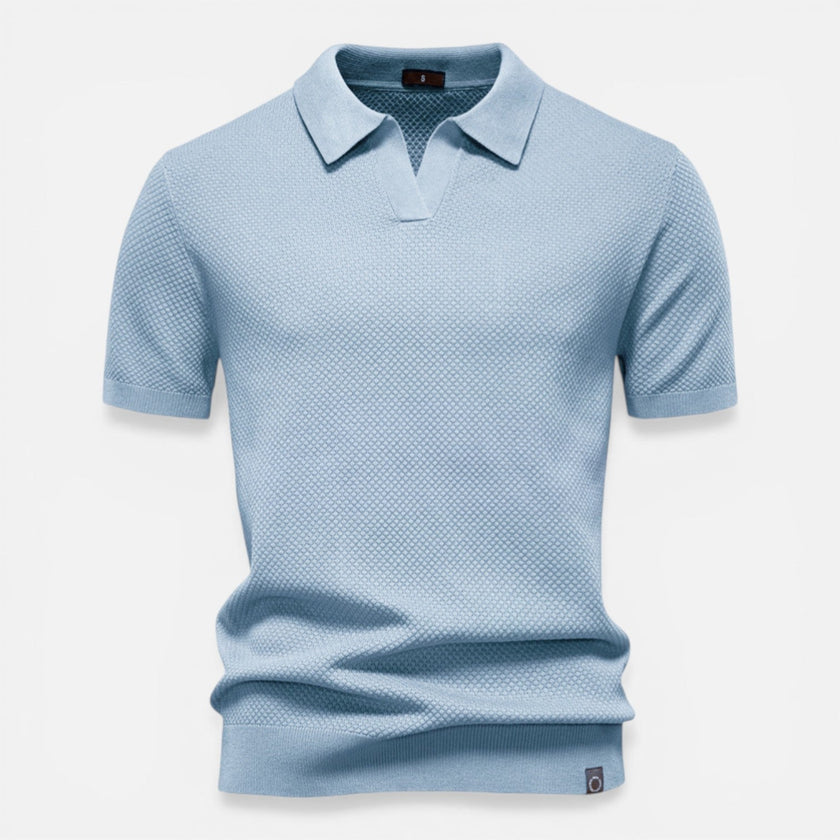 Men's slim fit knit polo shirt by FJØRNA, lightweight and breathable, shown in a stylish men's shirt with a classic collar and short sleeves.