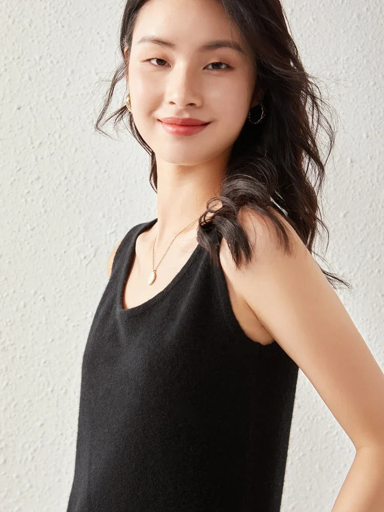 FJØRNA women's cashmere top in a soft, cozy fabric, featuring a relaxed fit with long sleeves and a classic neckline.