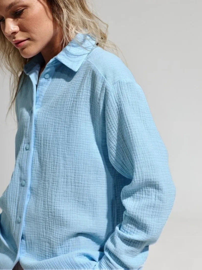 Lacceti Valencia 100% cotton summer shirt in light fabric with a classic collar and short sleeves, displayed on a hanger.