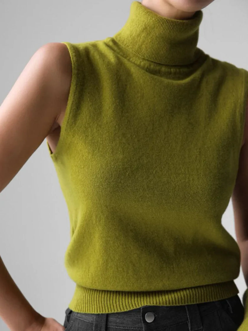 FJØRNA women's sleeveless wool vest, soft and cozy top with a fitted design, shown in a neutral color.