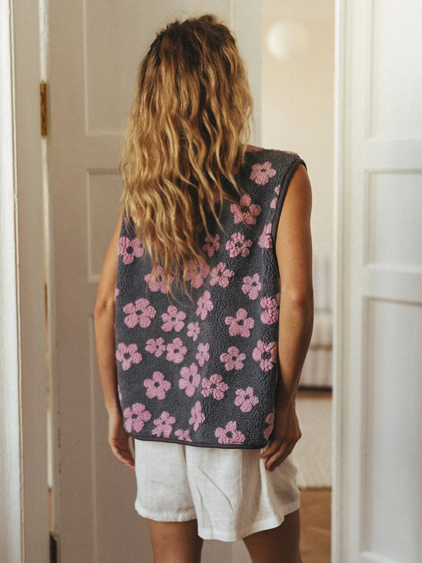 FJØRNA women's sleeveless knit fleece vest, cozy fleece top with a high neckline and ribbed hem, ideal for layering.