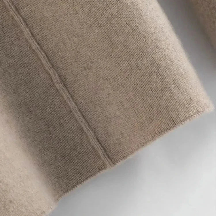 FJØRNA women's joggers, comfortable pants with a relaxed fit, shown in a casual image highlighting the fabric and style.