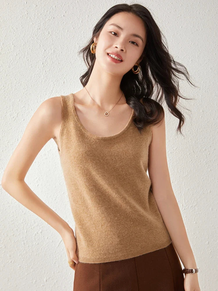 FJØRNA women's cashmere top, soft and cozy, featuring a classic fit with long sleeves and a round neckline.