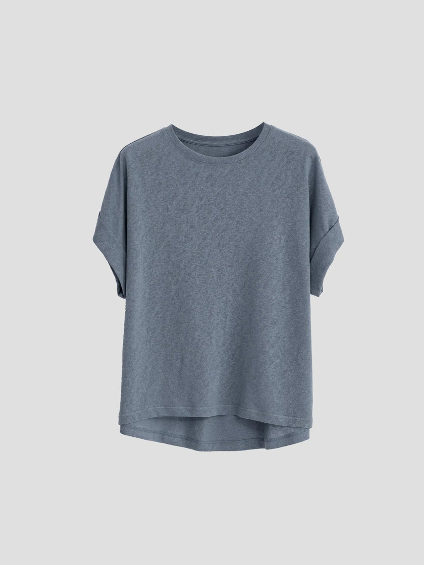 FJØRNA oversized t-shirt with rolled cuffs, in soft fabric, featuring a relaxed fit and casual style.